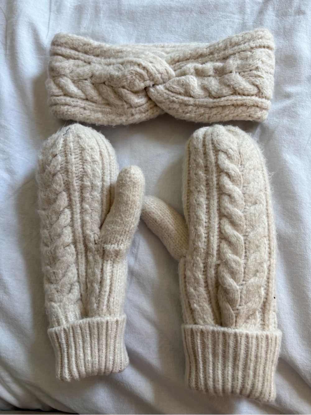 Love and Lore Cream Cable-Knit Headband & Mittens Set